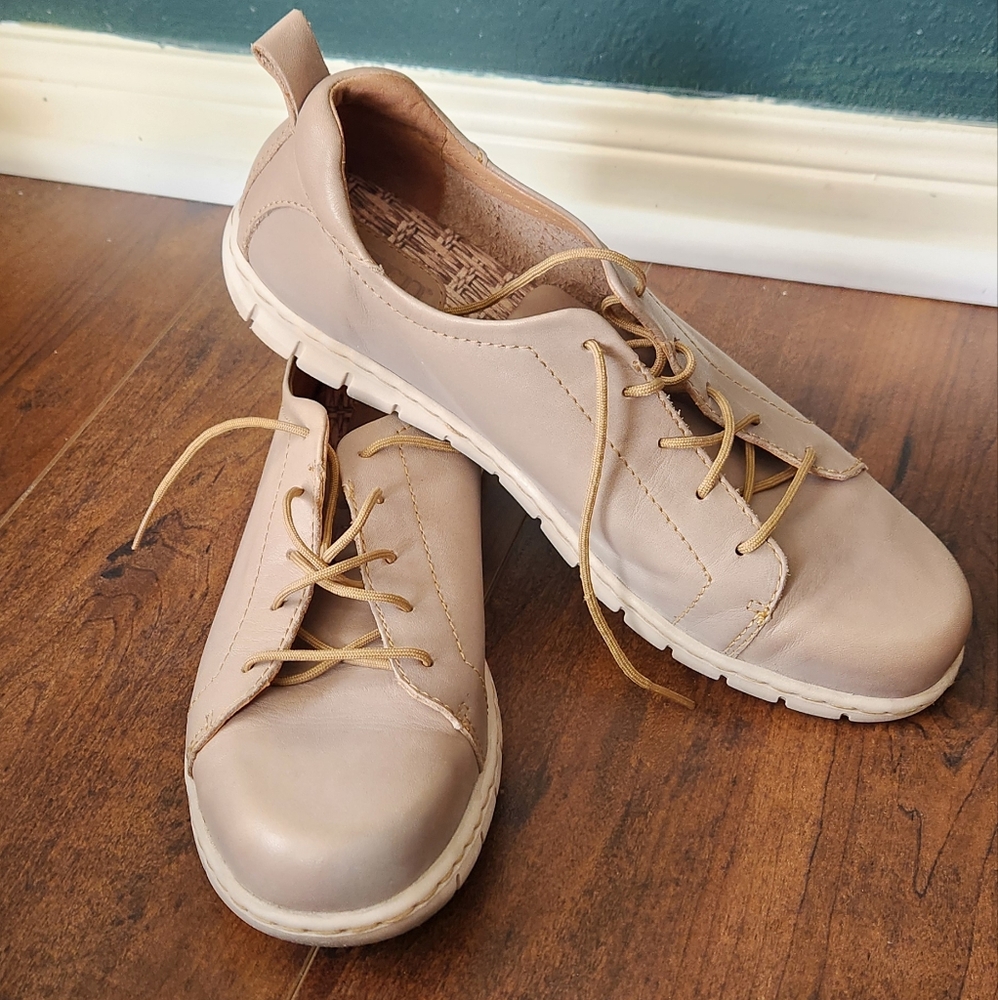 Women's Born Shoes size 10